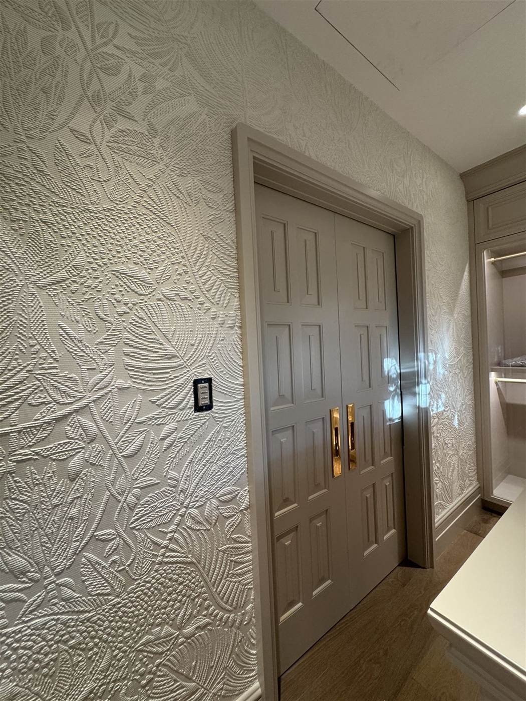 Miami Beach entryway — three-dimensional botanical wallcovering